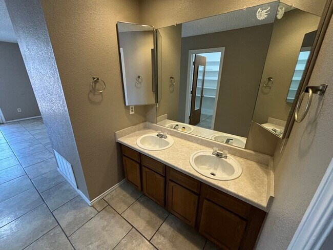 Building Photo - 2 bed 2 bath townhome