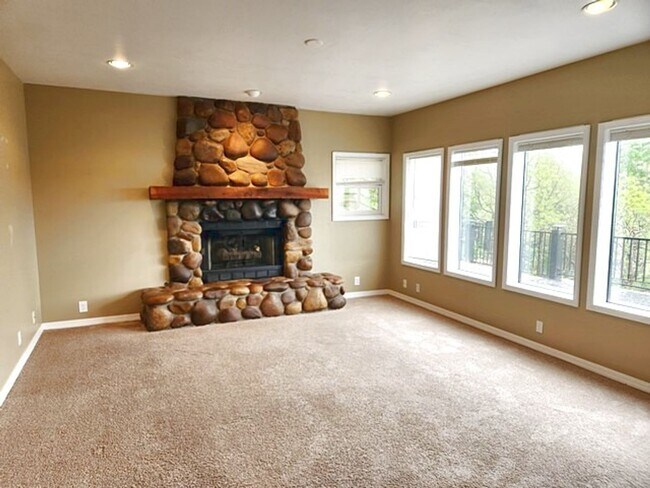 Building Photo - Large Private Luxury Home in Pinebrook  Es...