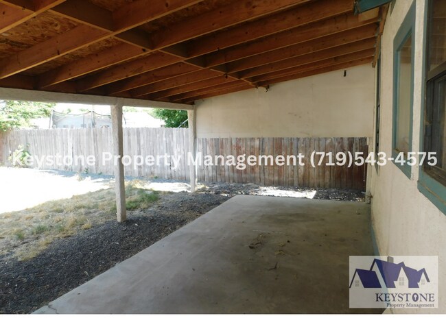 Building Photo - Freshly Painted Home - 2 Bedrooms/1 Bath/ ...