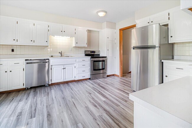 Building Photo - 318 Goodrich Dr