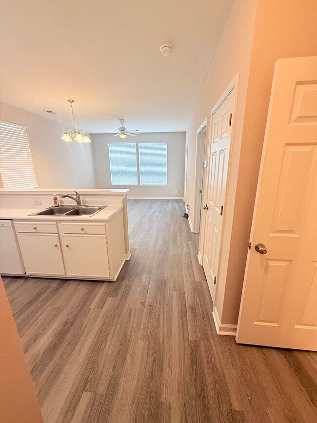 Building Photo - 1306 River Oaks Dr