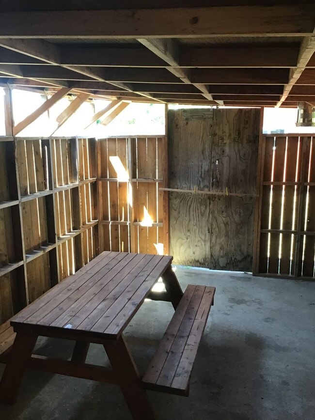 Building Photo - Large 2 bed 1 Bath