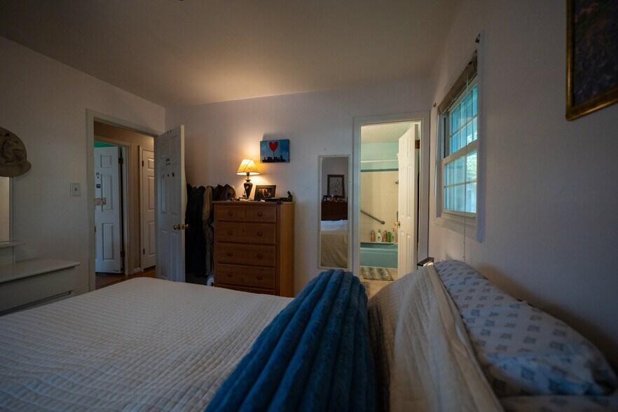Queen Bedroom 2 - 316 Russelcroft Rd