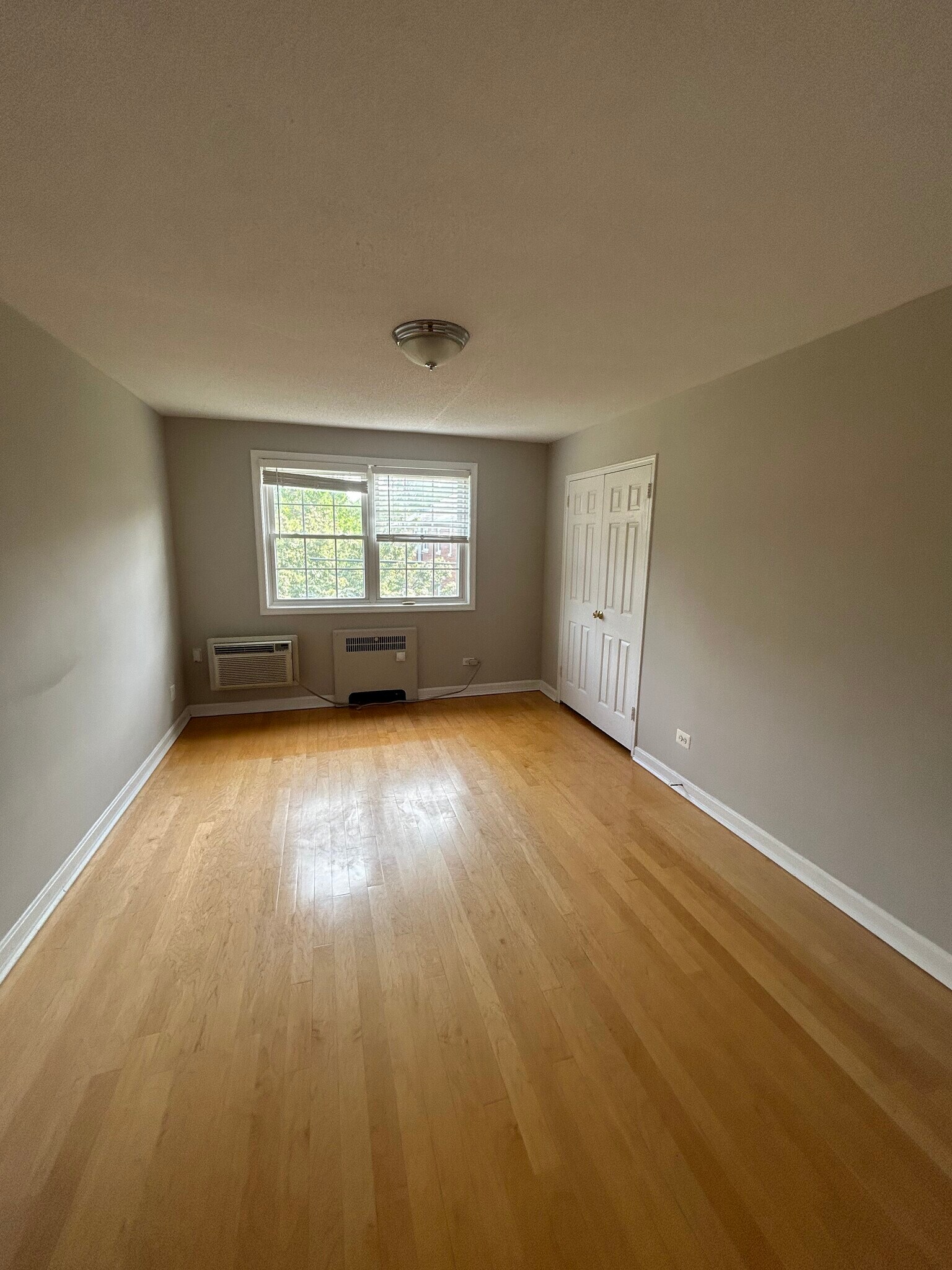 Large bedroom - 4354 N Pershing Dr