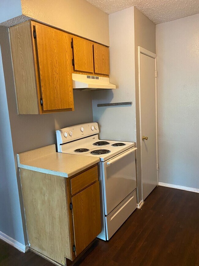 Building Photo - Spacious 2-Bedroom Near North Star
