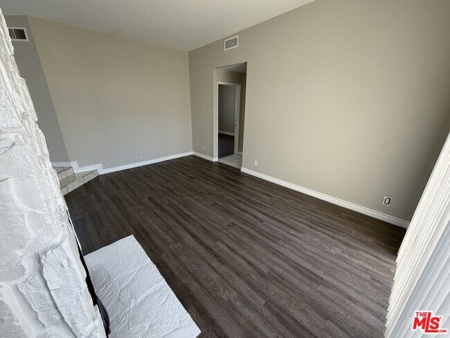 Building Photo - 18630 Burbank Blvd