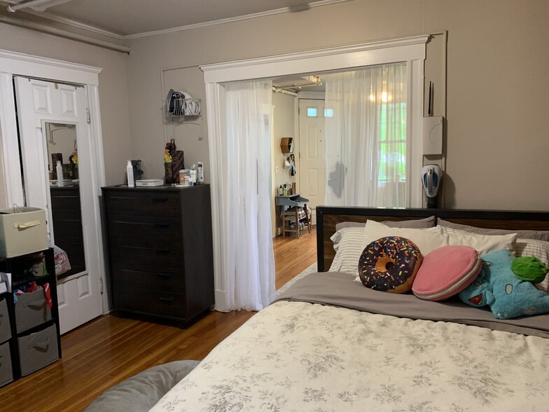 Building Photo - 380 Riverway