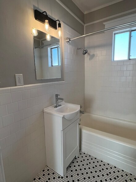 Building Photo - 511 N Church St