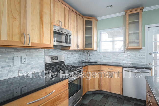 Building Photo - 724 S Ellwood Ave