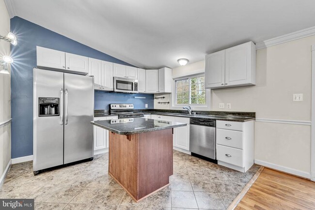 Building Photo - 4415 Elmwood Dr