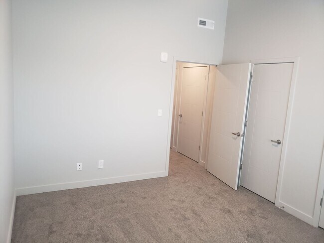 Building Photo - 2nd Floor 2bed 1 Bath in Springville!