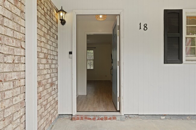 Building Photo - 18 Canterbury Cir