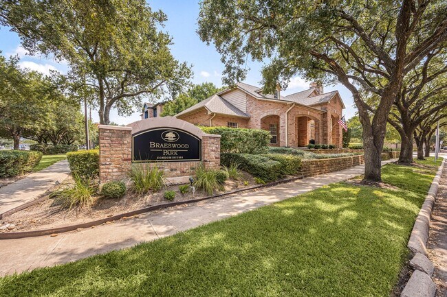 Building Photo - 2255 Braeswood Park Dr