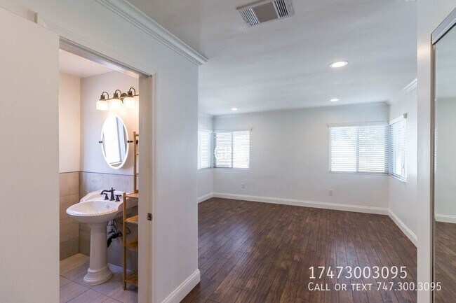 Building Photo - 917 Monterey Rd