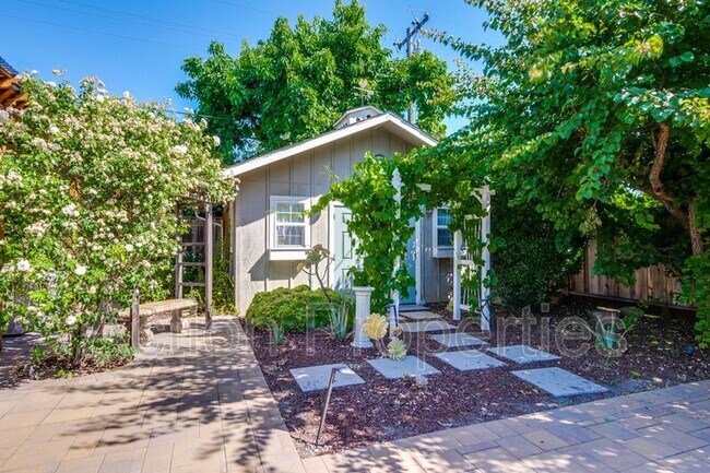 Building Photo - 1549 Alisal Ave