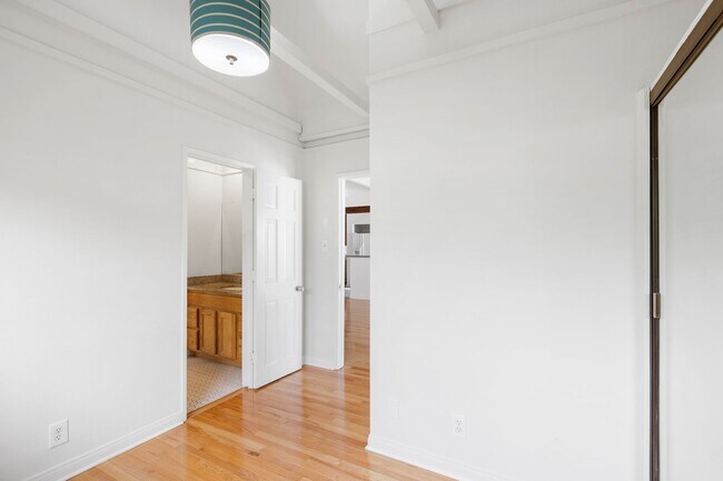 Building Photo - Spacious 4 BR 3 BA Home in Prime West L.A.