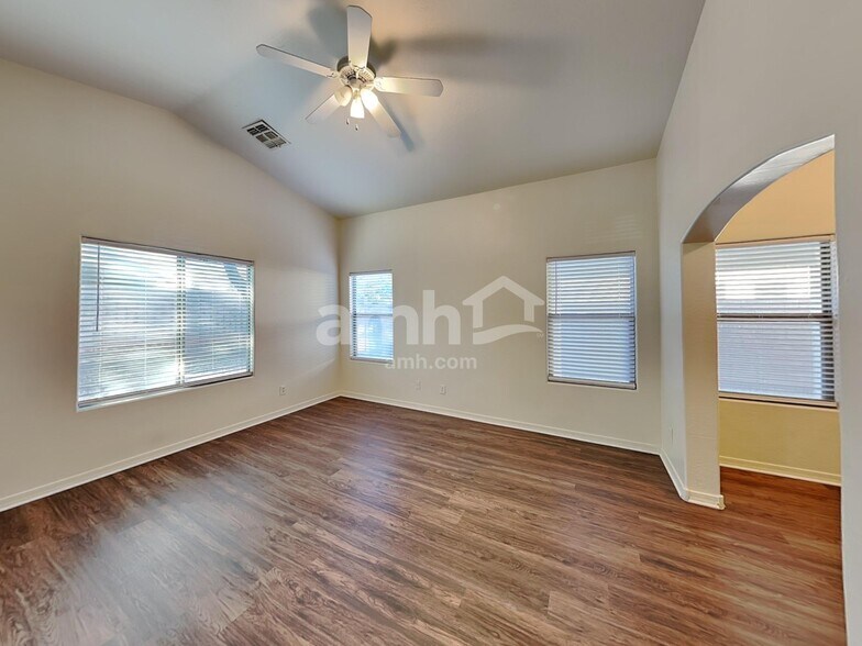 Building Photo - 2033 W Vineyard Plains Dr