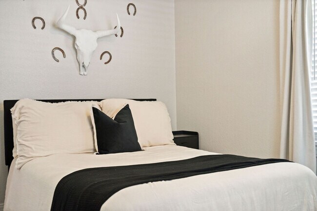 Building Photo - 912 W Comanche St