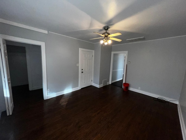 Building Photo - 10655 S Hoxie Ave