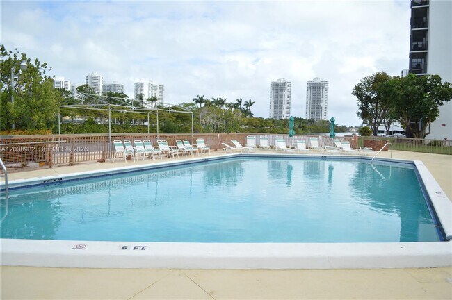 Building Photo - 3401 N Country Club Dr