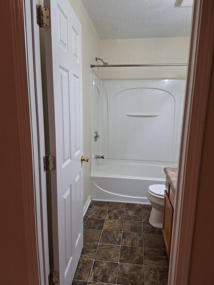 MASTER BATHROOM - 2858 Parkway Close