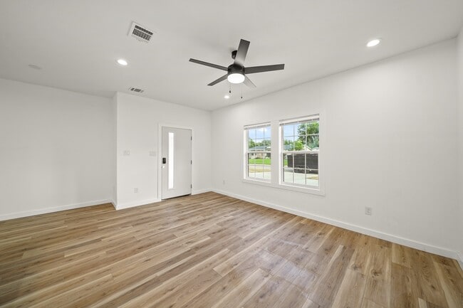 Building Photo - 6206 Lyndhurst Dr
