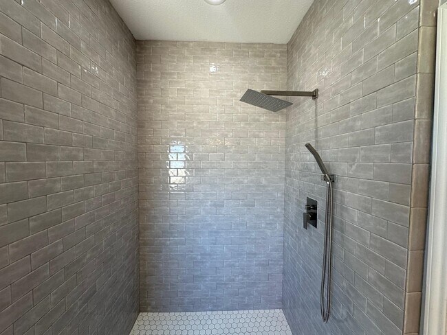 Building Photo - 523 Canyon Creek Dr