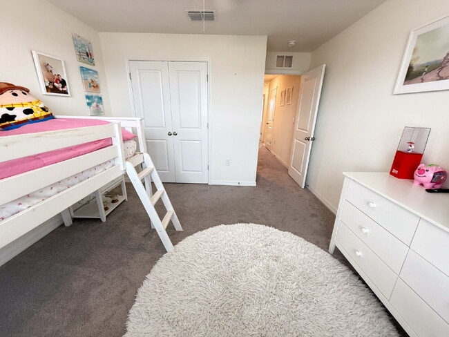 Building Photo - Spacious 4-Bedroom Home with Granite Count...