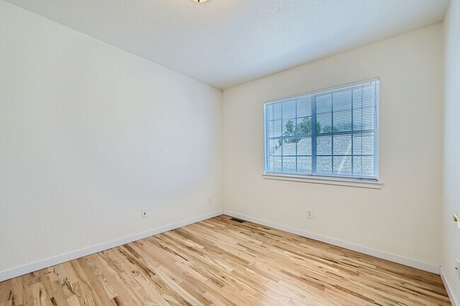 Building Photo - SW Longmont Townhome