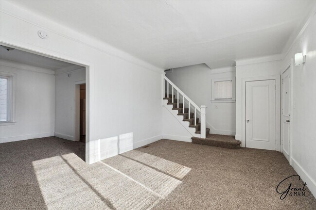 Building Photo - 2 bedroom $1200