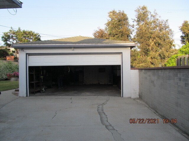2 car garage - 8124 Gonzaga Ave