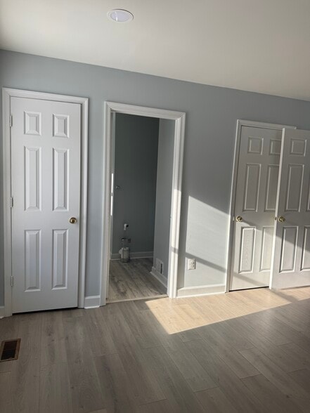 Building Photo - 8208 Sleepy Hollow Dr