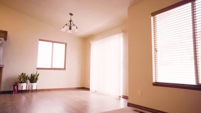 Building Photo - Spacious 3 bed, 2 Bath Wellington Home!