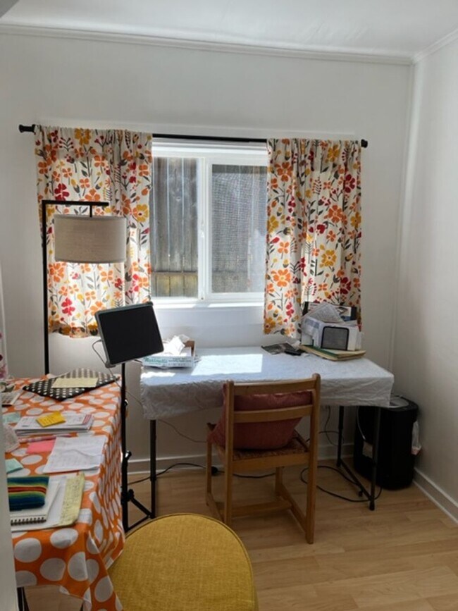 Building Photo - Charming 3 Bedroom, 2 Bathroom Home for Rent in Garberville  Non furnished Price $2,000. Furnishe...