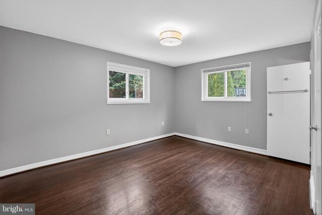 Building Photo - 9211 E Parkhill Dr
