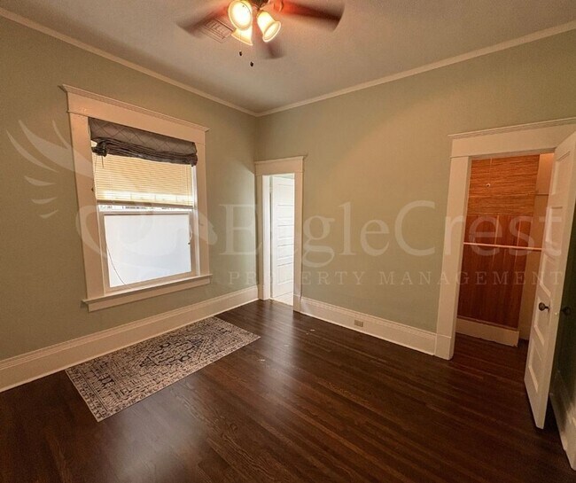 Building Photo - Three Bedroom, Two Bathroom House Near Sha...