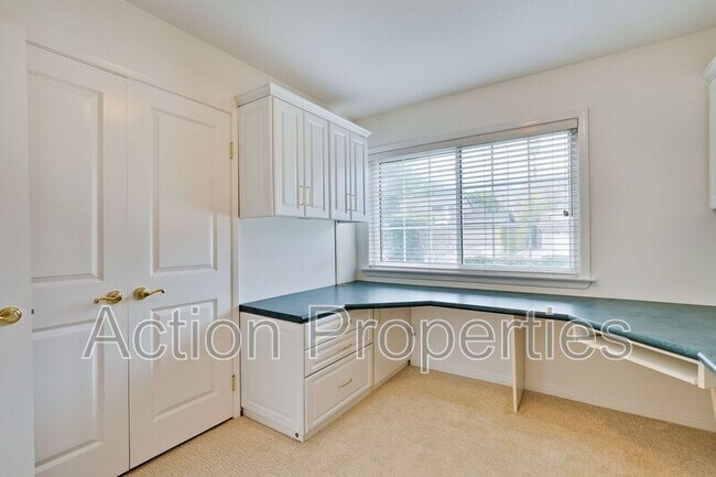 Building Photo - 2685 Yorkton Dr