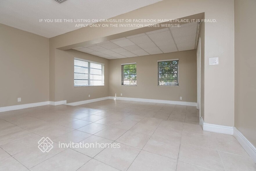 Building Photo - 206 S 57th Way
