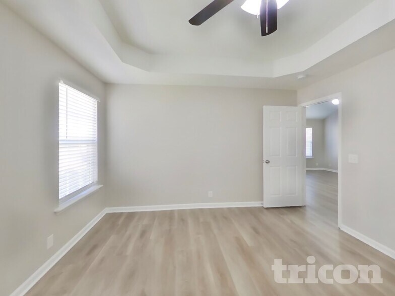 Building Photo - 996 Tom Hailey Blvd