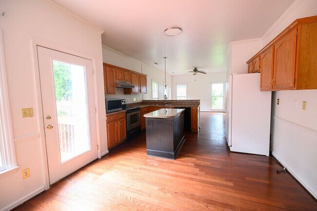 Building Photo - Wonderful and Spacious 3 bedroom home 2.5 bath in High Point with 2 car garage and large fenced-i...