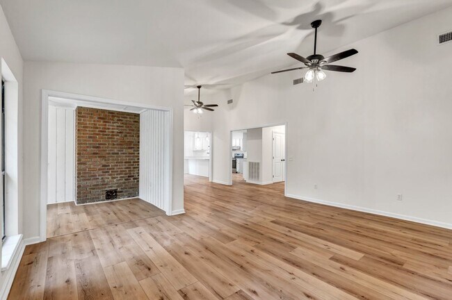 Building Photo - Beautifully Renovated 3 bed/2.5 bath in Ri...