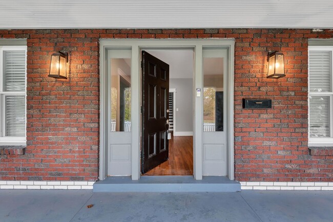 Building Photo - Total remodeled East Nashville Beauty!