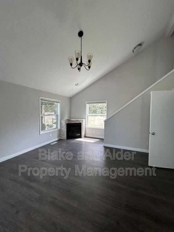 Building Photo - 5609 SE 117th Ave