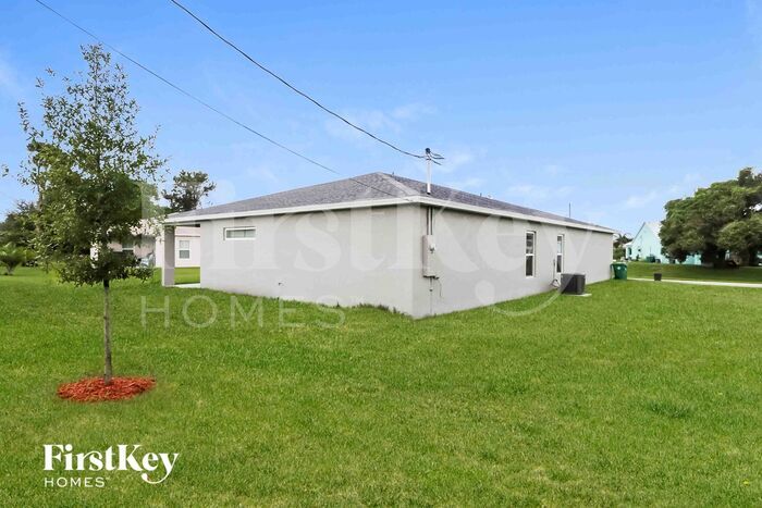 Building Photo - 411 SW Log Dr