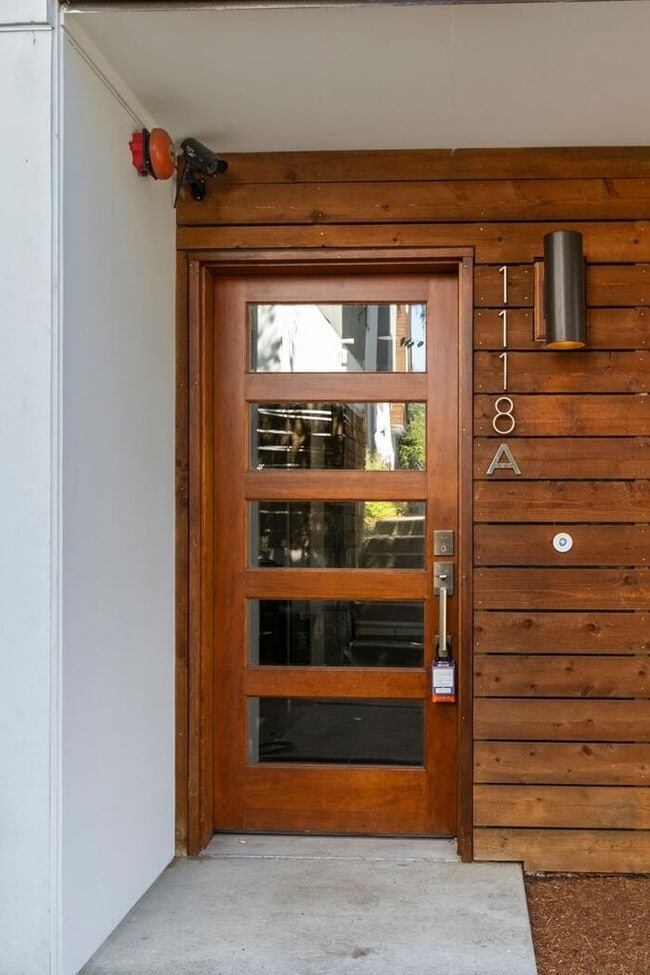 Building Photo - Air Conditioned Judkins Parkside Townhome ...