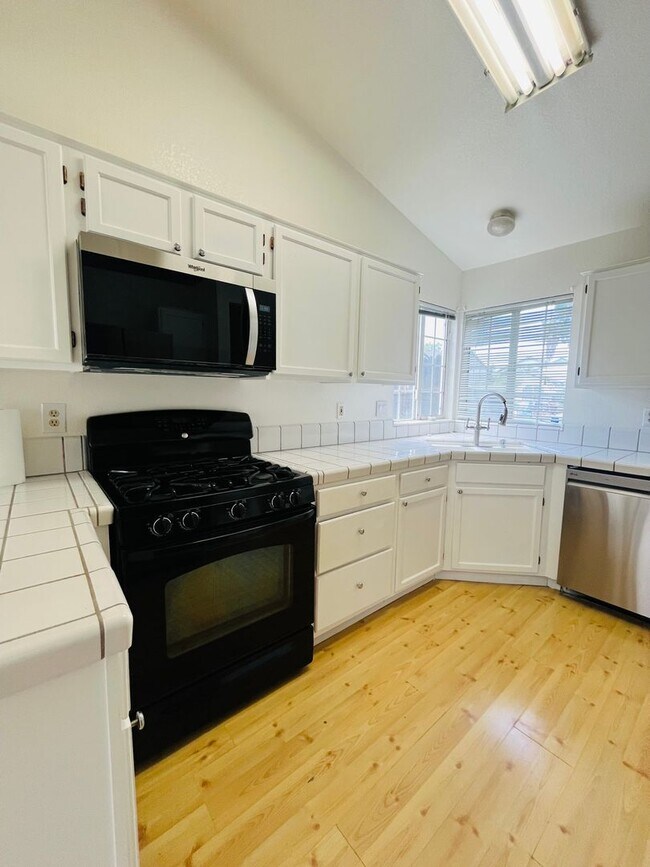Building Photo - $2450 - 3 Bed/2 Bath Home in a Beautiful Neighborhood