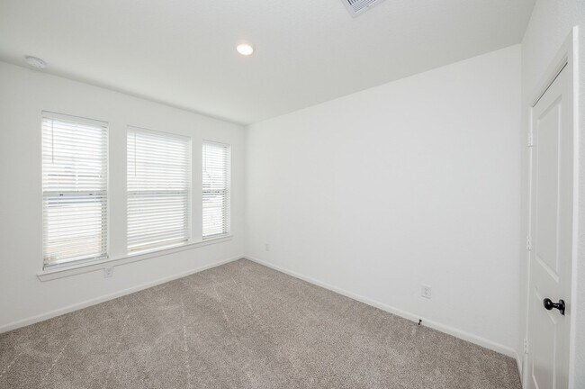 Building Photo - 42514 Summer Crst Rd