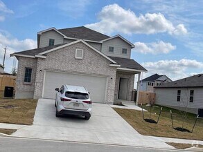 Building Photo - 5 Bedroom House in Cibolo
