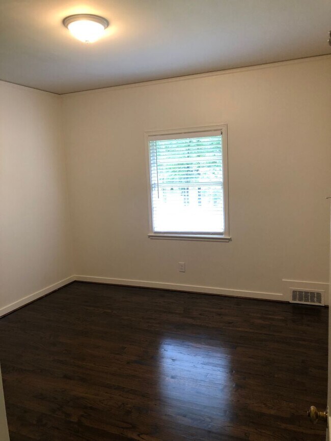 Building Photo - r1670