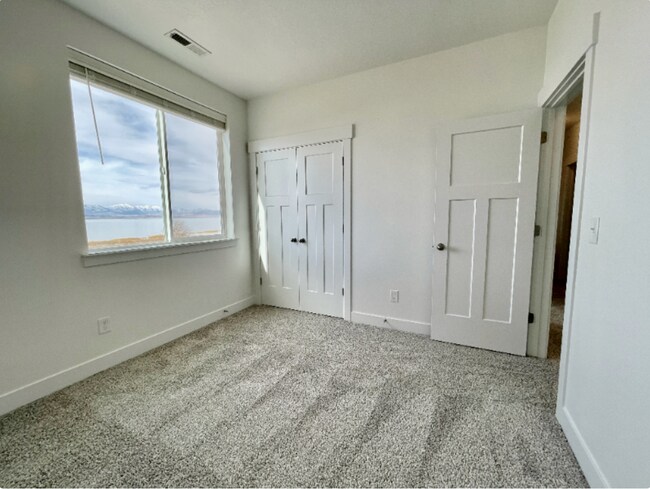 Building Photo - 664 N 380 W